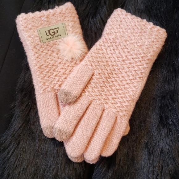 UGG HAT And INFINITY SCARF, GLOVES SET NEW - Picture 6 of 7